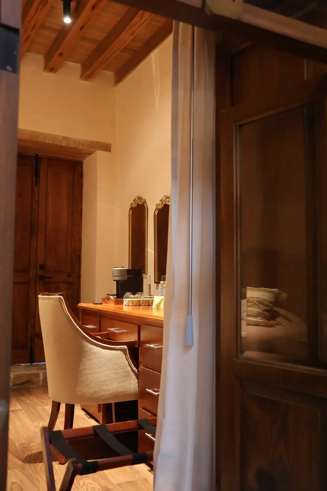 Pasillo con acceso al escritorio y closet