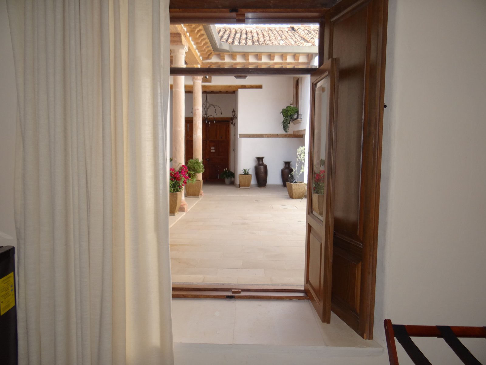 Puerta abierta hacia el patio común de la casa